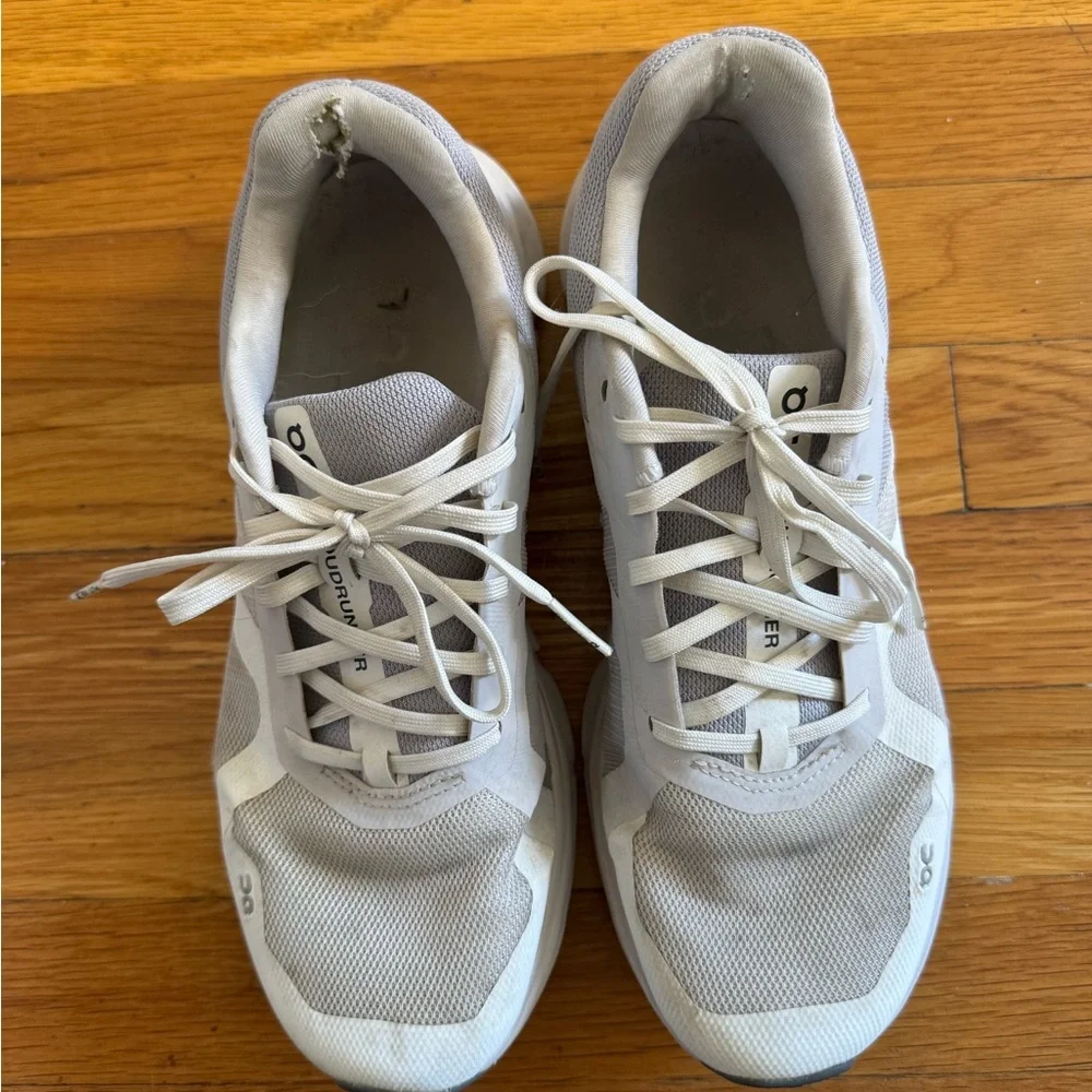 On CloudRunner Gray and White Womens sneakers Size 9.5 - Picture 2 of 11